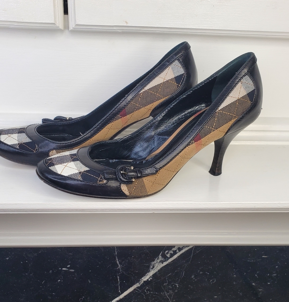 Burberry Black and Tan Heels with Classic Elegance